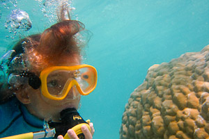 lola découvre le corail en plongée